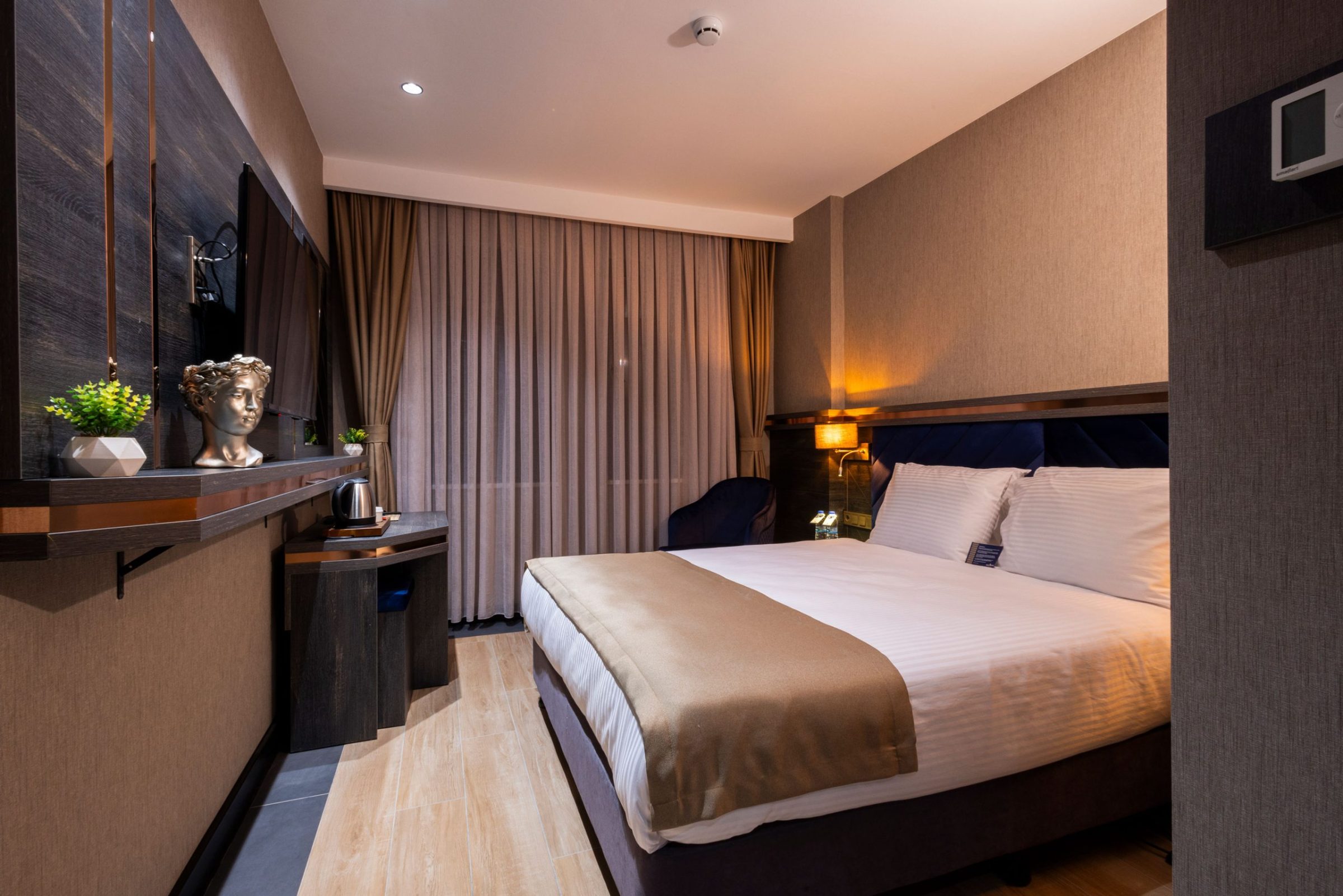WestDoor Hotel — Deluxe King Room
